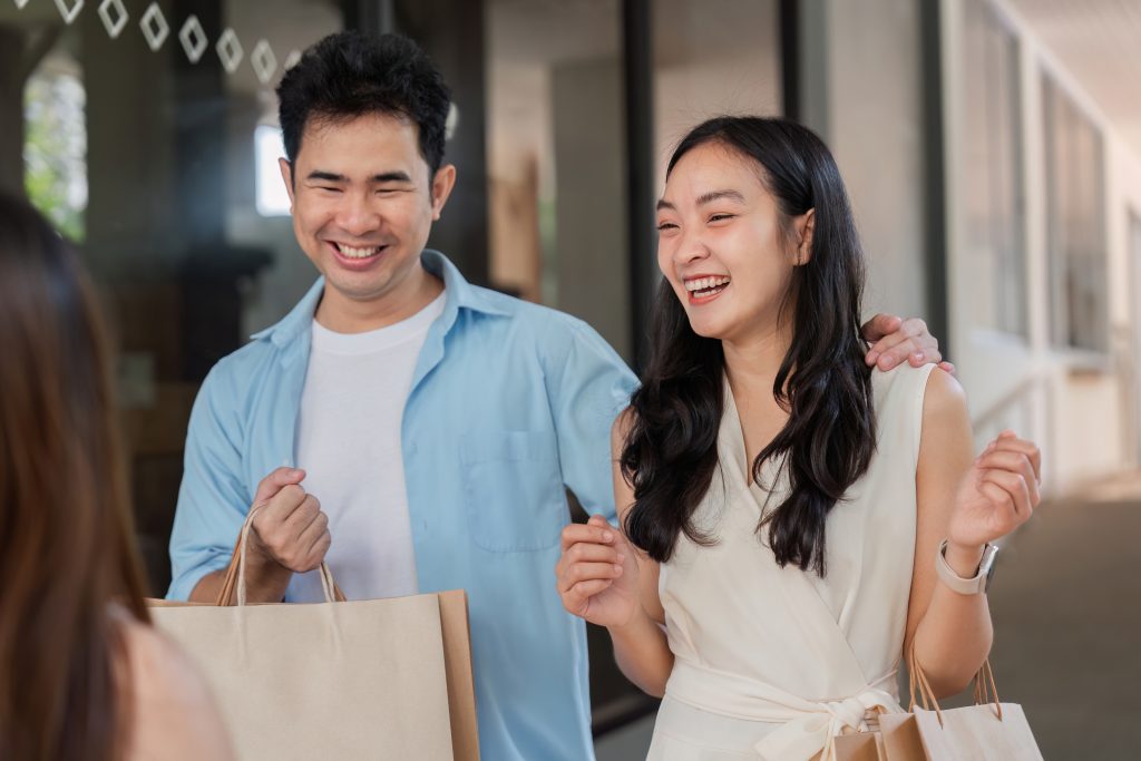 2 customers enjoying the benefits of a loyalty programme